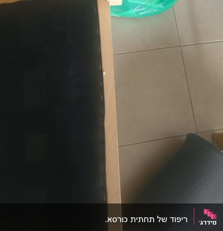 ריפוד שחור מהודק למסגרת עץ עם סיכות